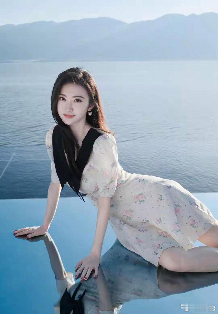 景甜气质温婉灵动，自带清甜软萌氛围感，温柔模样格外惹人喜爱