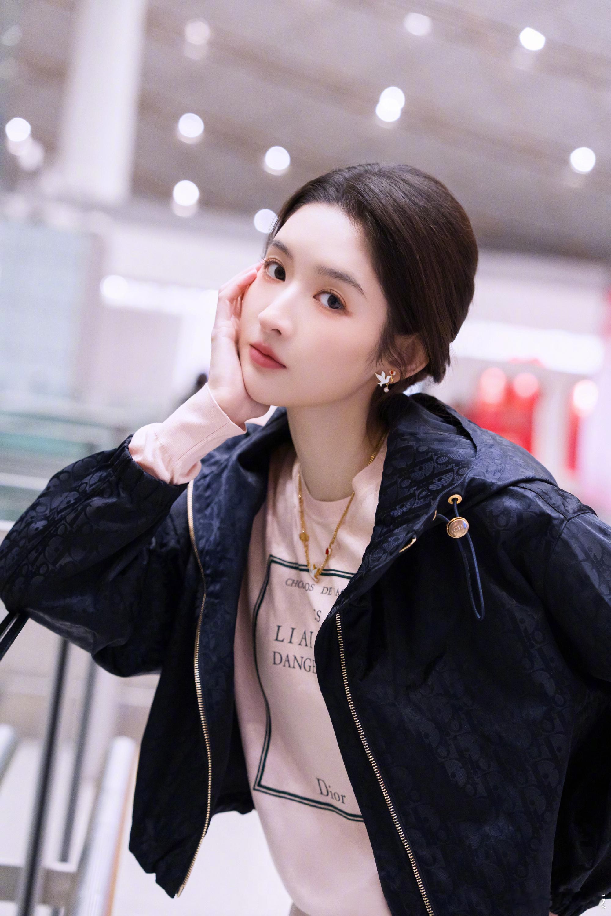 王玉雯说寒心和委屈都是真的王玉雯说不会影响对剧的爱25日，在社交平台发文，回