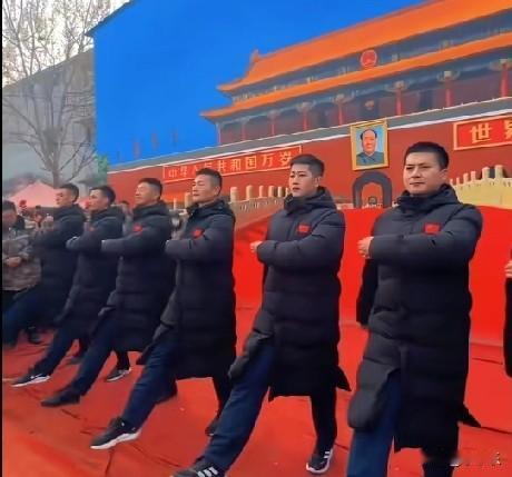 1月5日，河南商丘，原国旗护卫队的战士来到商丘组团打卡，他们一起向国旗敬礼。军礼