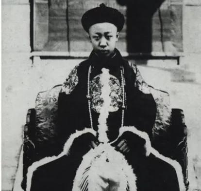 1963年，溥仪在北京街道闲逛，看到一烧饼摊，于是便买了一个。没想到刚吃了一口，