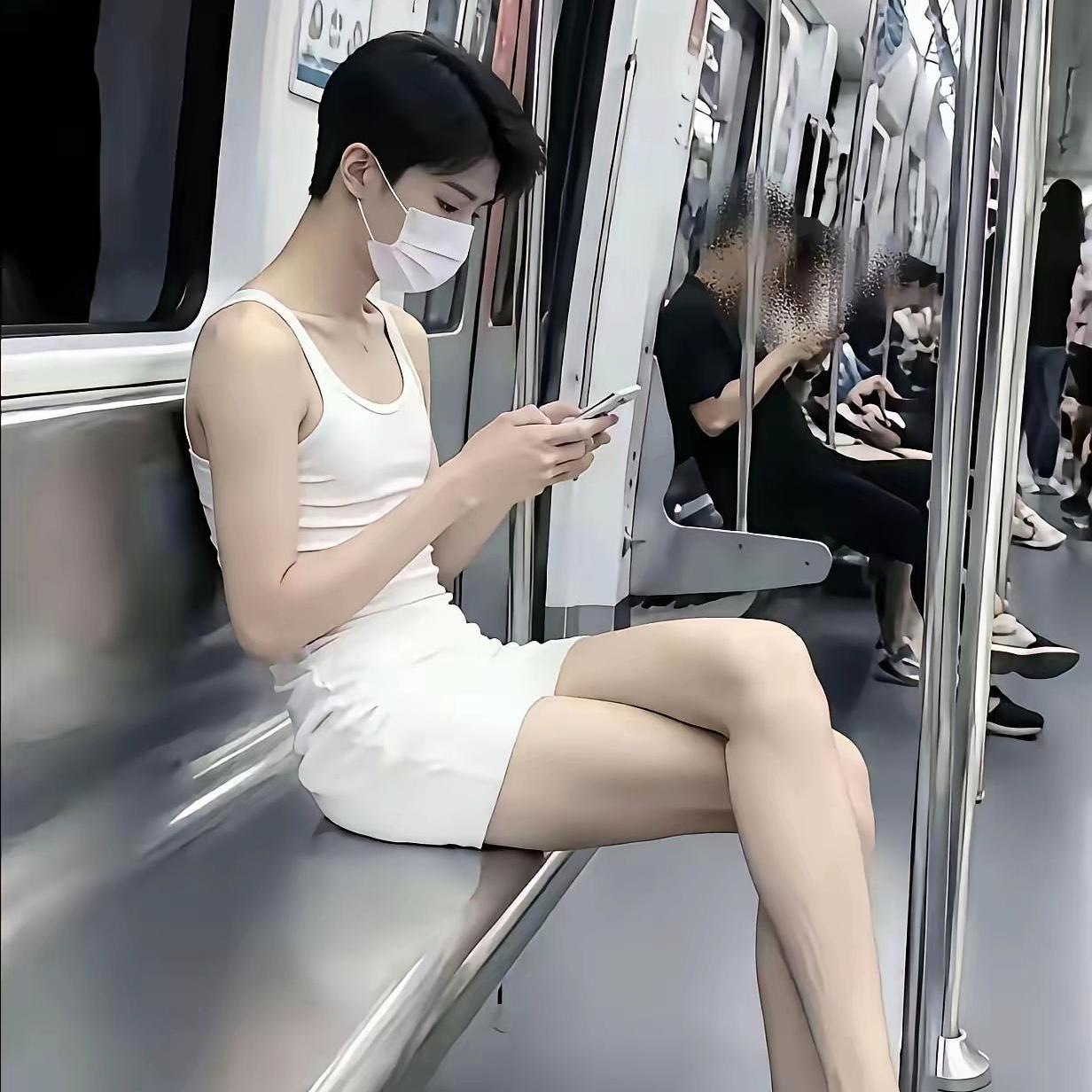 👀到这条评论，我的心里五味杂陈！地铁里的这一幕，在网上引发了巨大的争议。