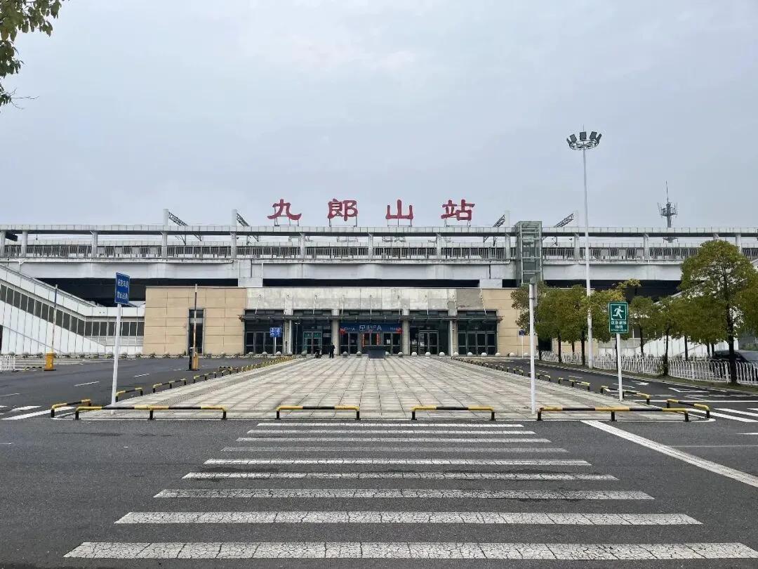 预算乱花，不务实了！3月27日，中国新闻周刊报道，湖南株洲九郎山城铁站总投资1