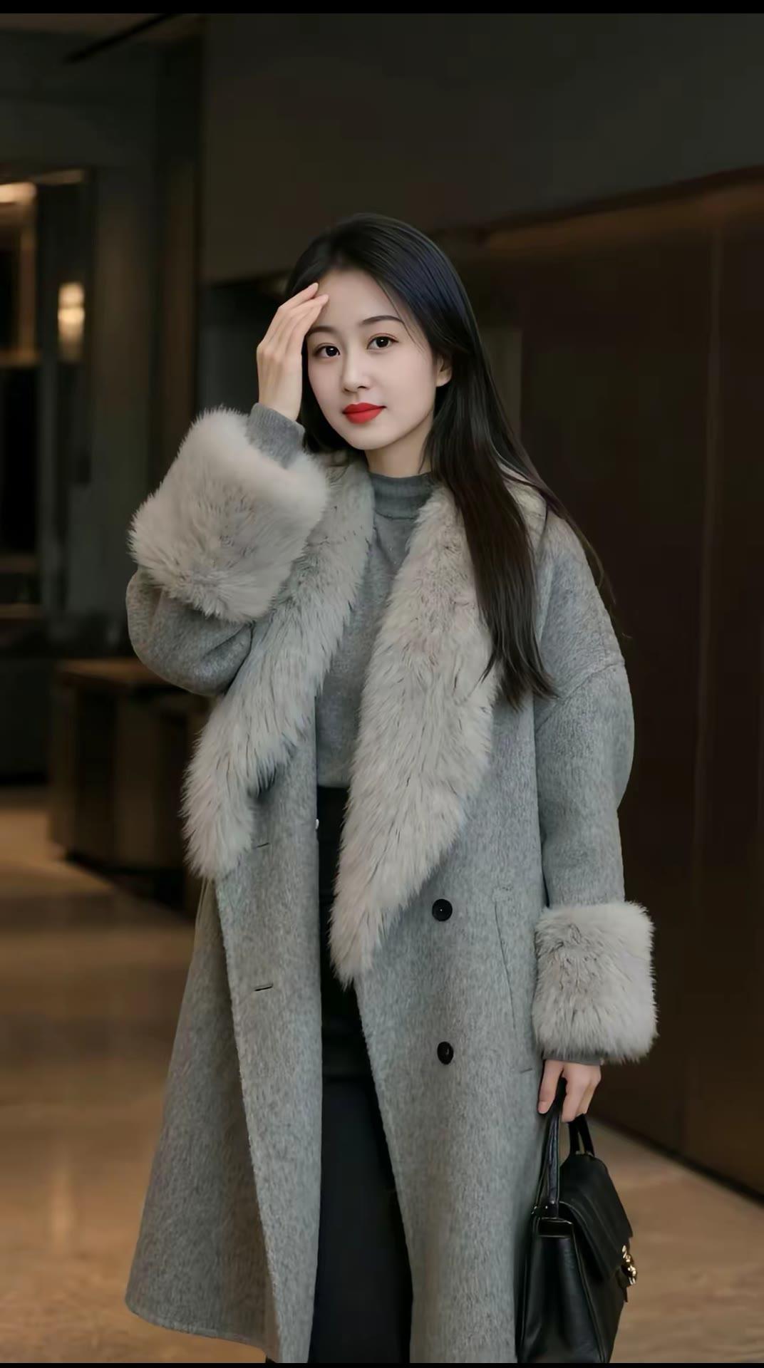 冬日穿搭指南：毛茸茸大衣+黑包，温暖又时尚！🌟👗👜