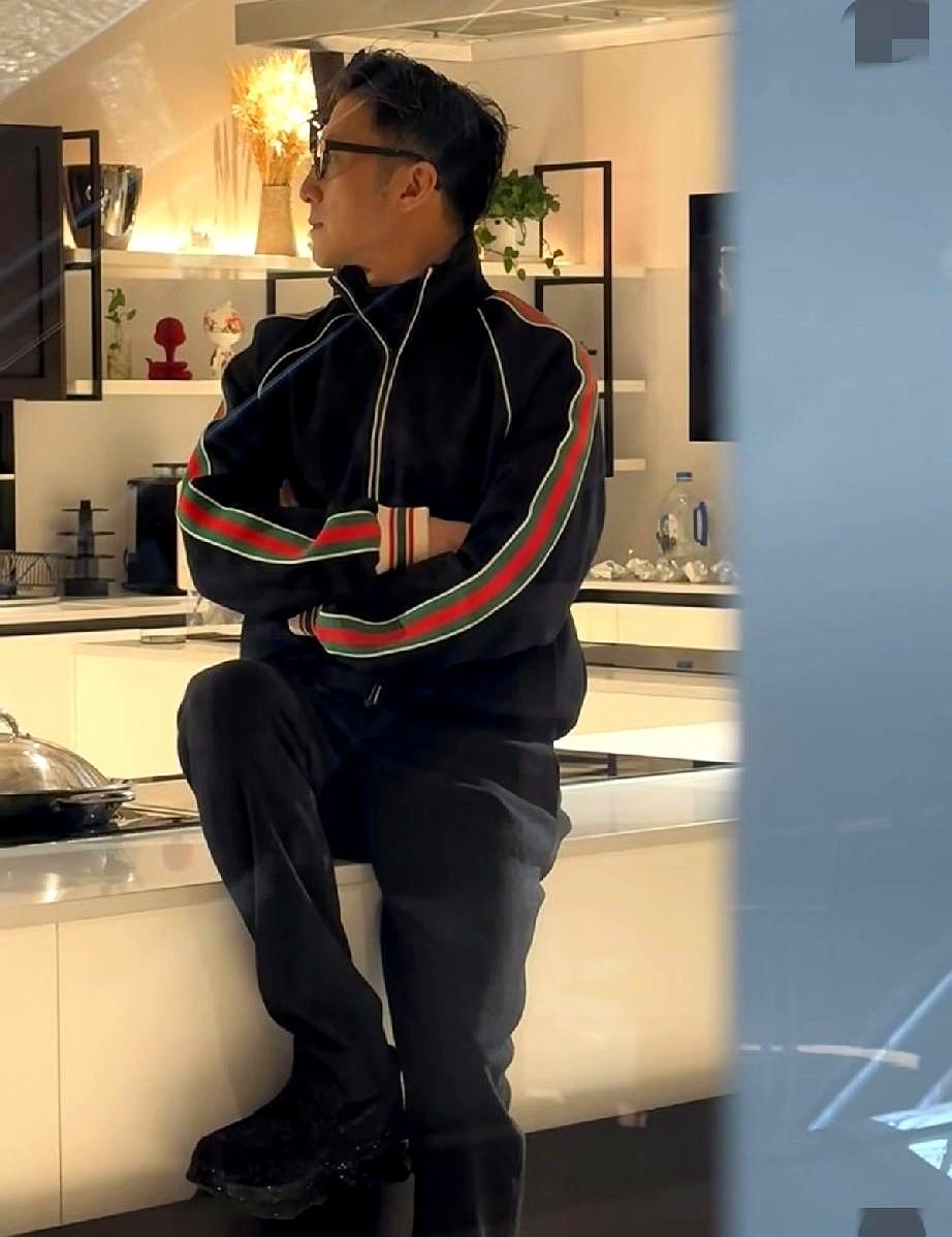 好雷人，谢霆锋现身北京英皇大厦，私服全是古驰，但却遭吐槽他身着古驰私服后更自