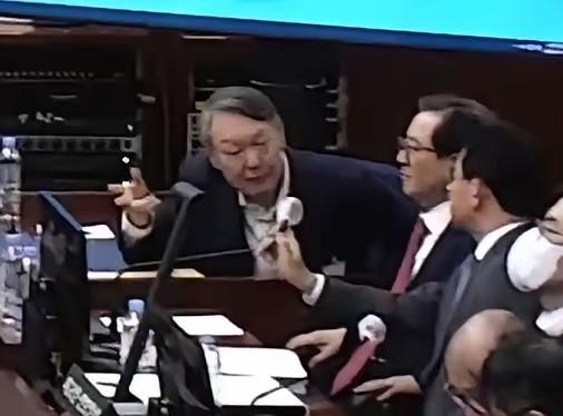 ​韩国总统尹锡悦当听说自己被检方要求判处死刑之后，整个人的心里防线全部都崩溃了，