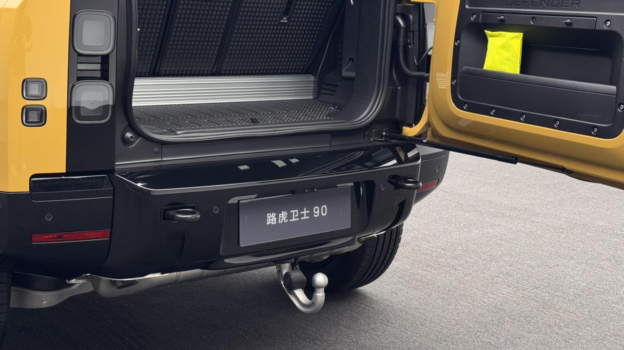 玩具方盒子，路虎卫士还是很顶的！90尺寸是最合适的，太长就不玩具了用铆钉扣住