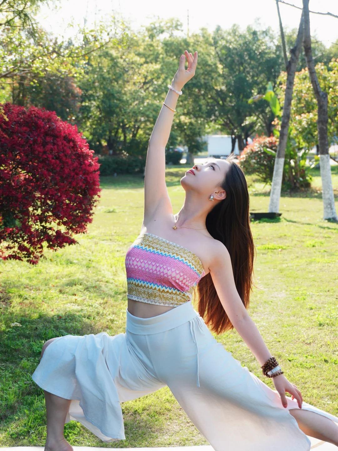 不必追求极致标准，只需顺着春风的节奏，拉伸僵硬的肩颈，舒展紧绷的腰背，舒展的是身