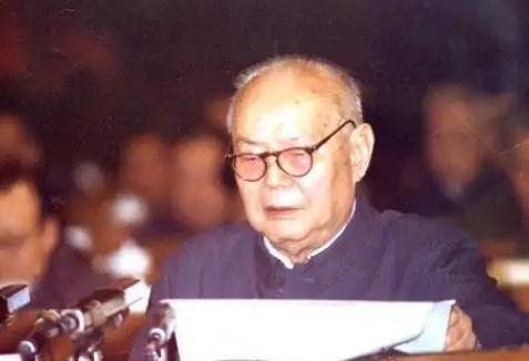 1976年毛主席离世后不久，叶剑英开始频繁搬家，刚入住不到30分钟，就要搬走，去