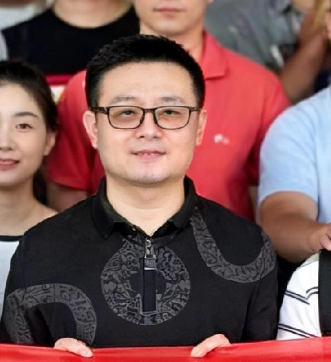 袁栋，大疆前销售副总裁，去年刚离职，这么快就出事了！目测40岁多点，曾经参加区域