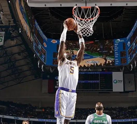 艾顿也确实不适配东契奇最近越打越差，感觉明年执行球员选项已经板上钉钉了，以前还