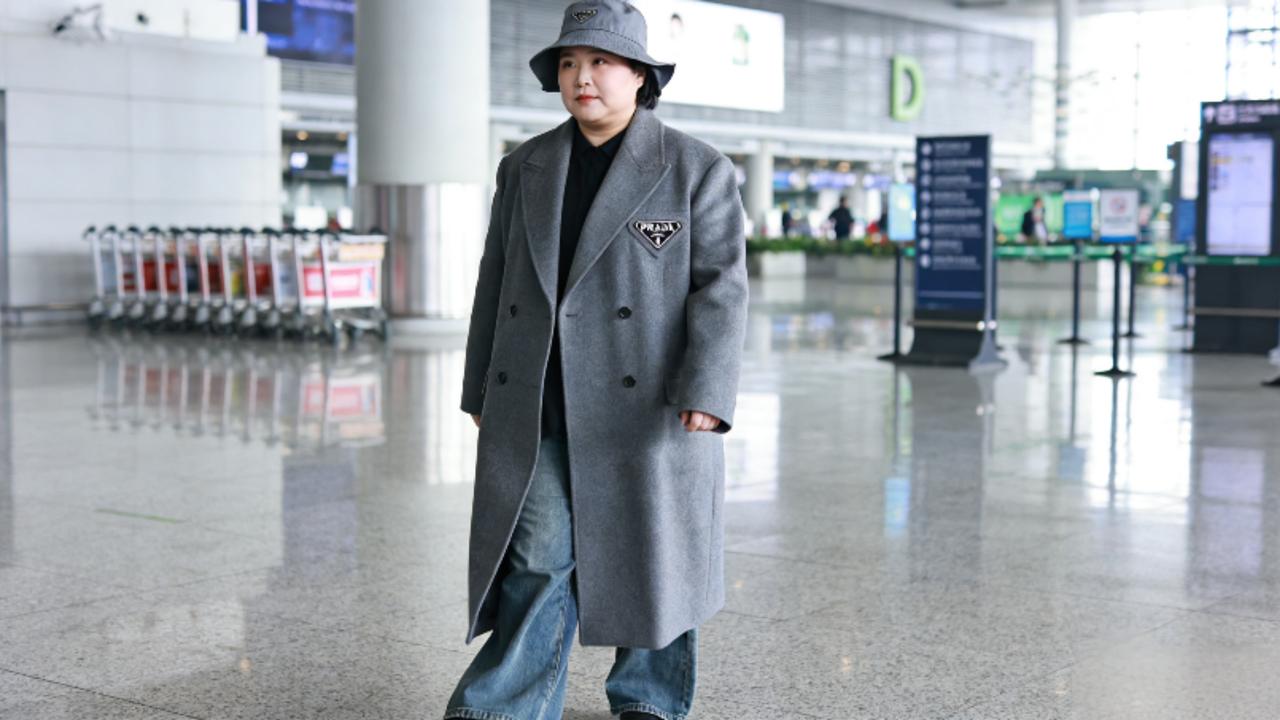 贾玲米兰机场路透炸屏！灰色大衣气场两米八，打破审美桎梏惊艳时尚圈2026开