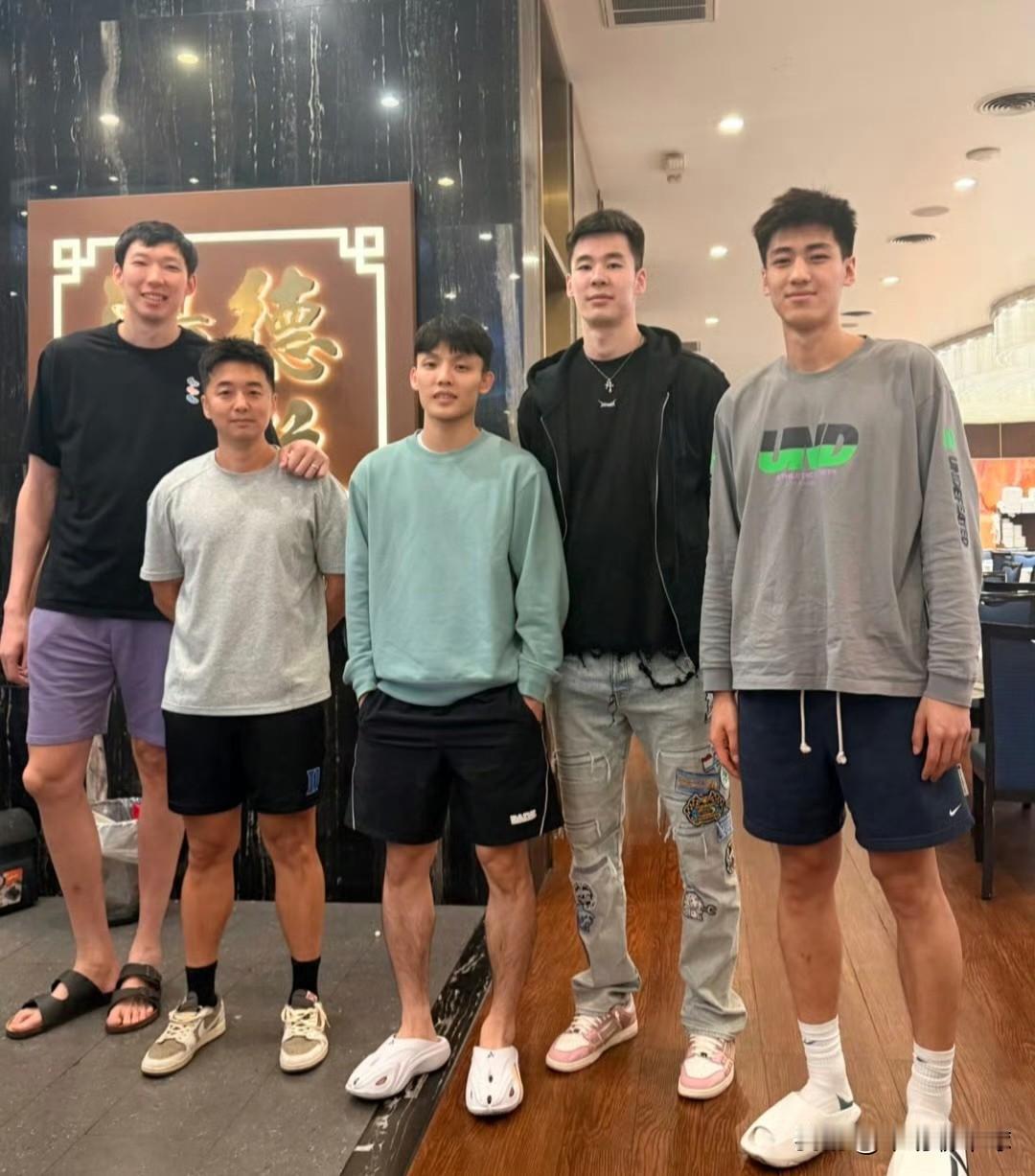 广东宏远男篮最新消息；广东宏远男篮进入秀赛期，虽然是休赛期，但是都很忙。近日，