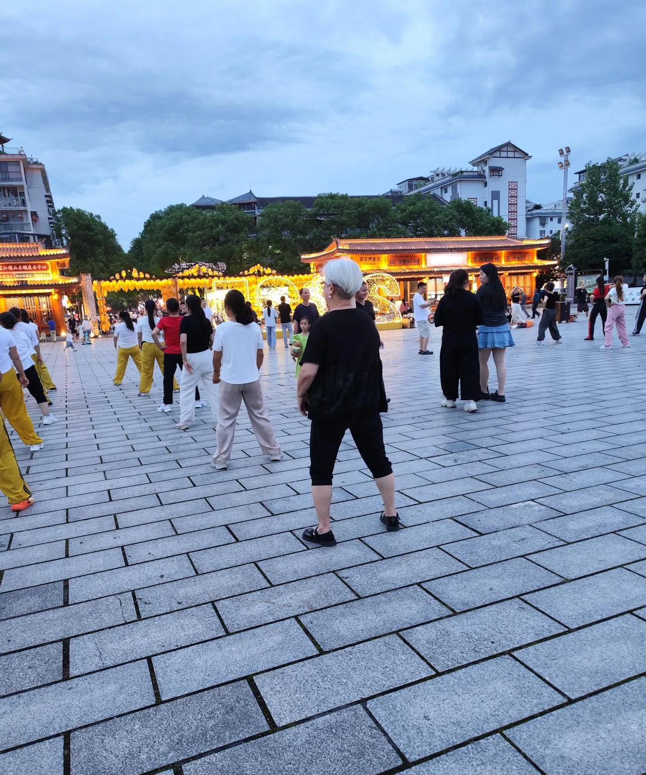 满头白发又能如何？自信之人依旧活得很精彩！焗发都快30年了，现在每20天就得染一
