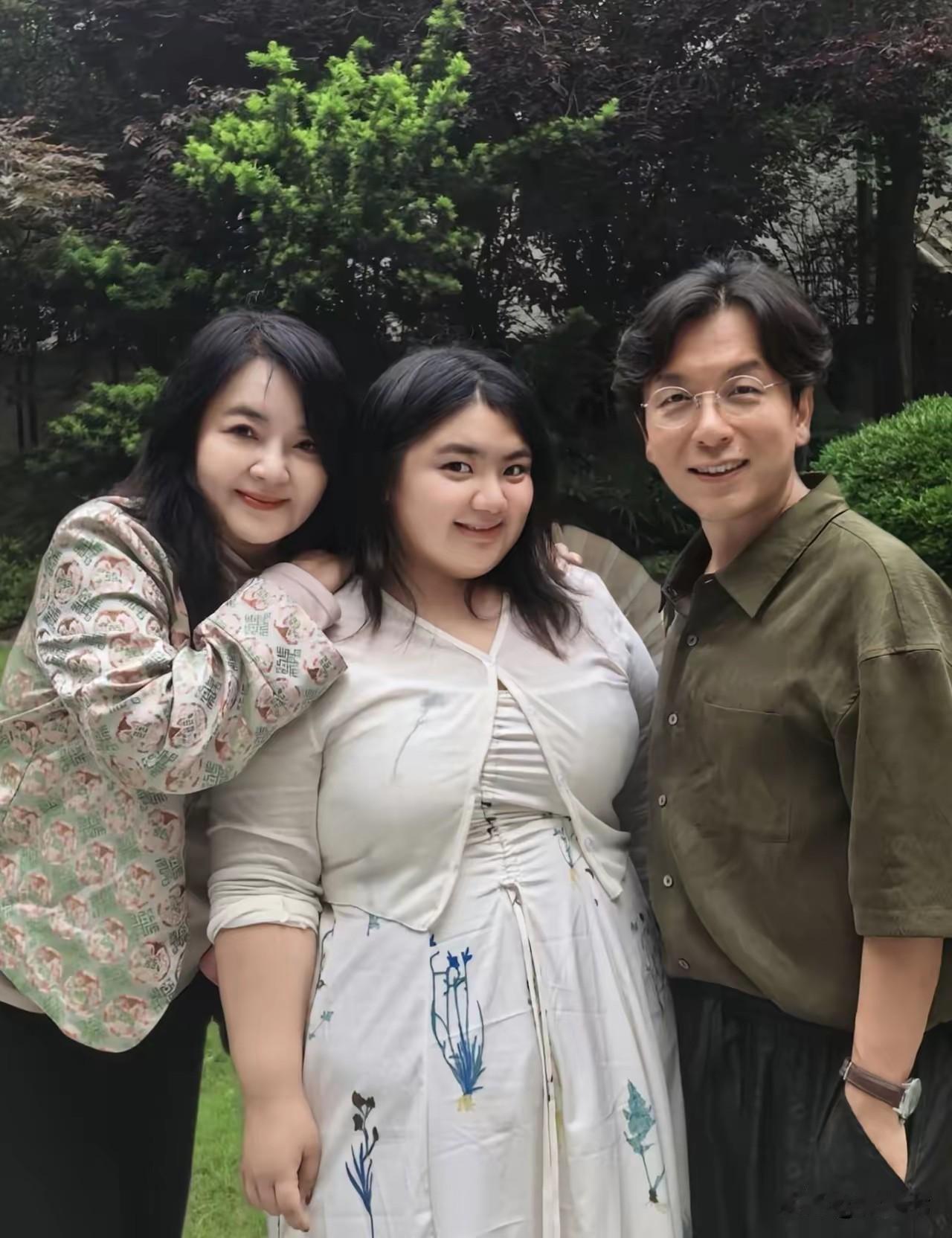 胡慧中的女儿颜值真高胡慧中年轻的时候和林青霞长得挺像的，身材也很好，和老公何志