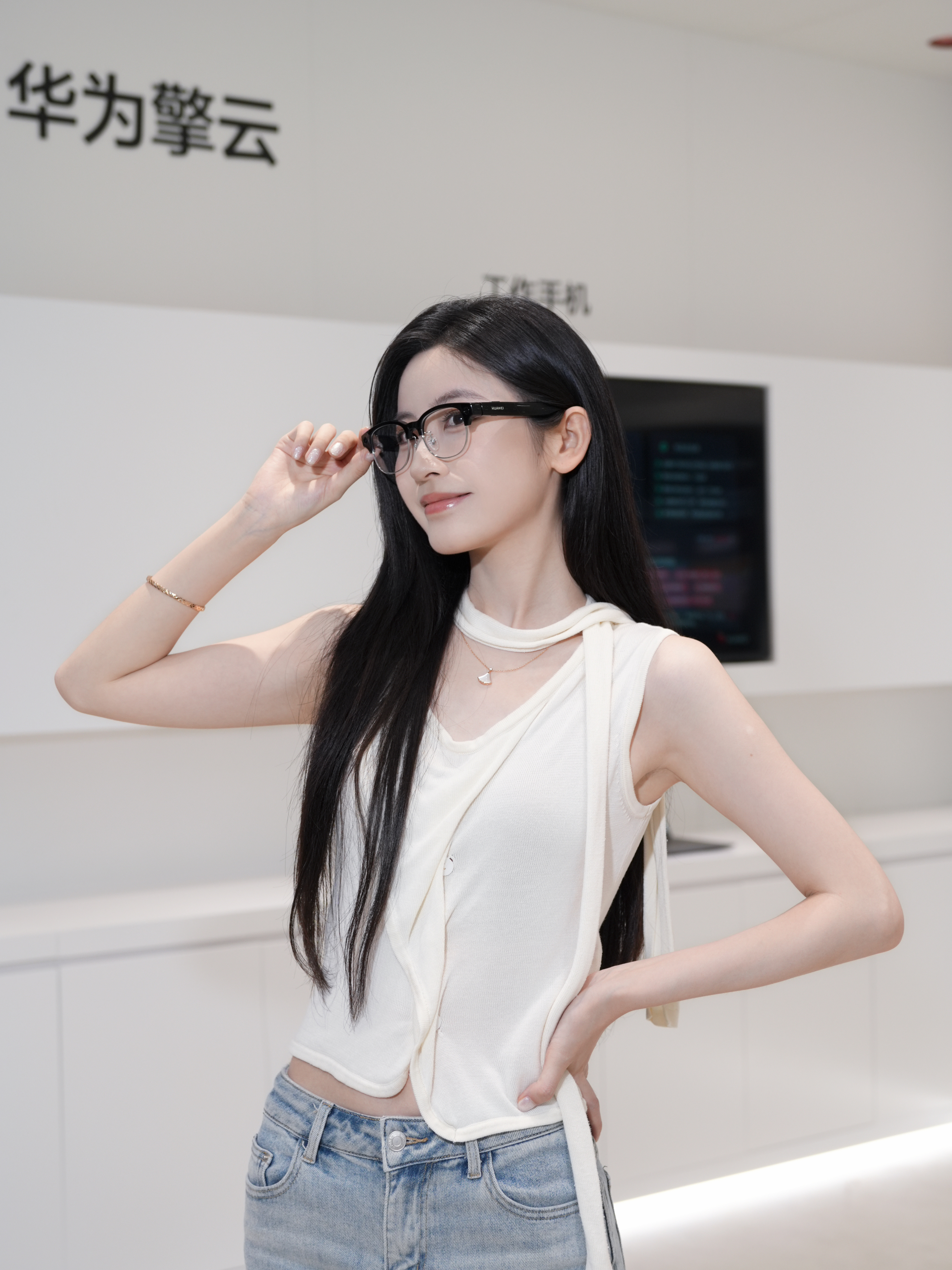 华为AI眼镜超前首秀亮相消中国国际消费品博览会。作为华为首款鸿蒙AI眼镜，以