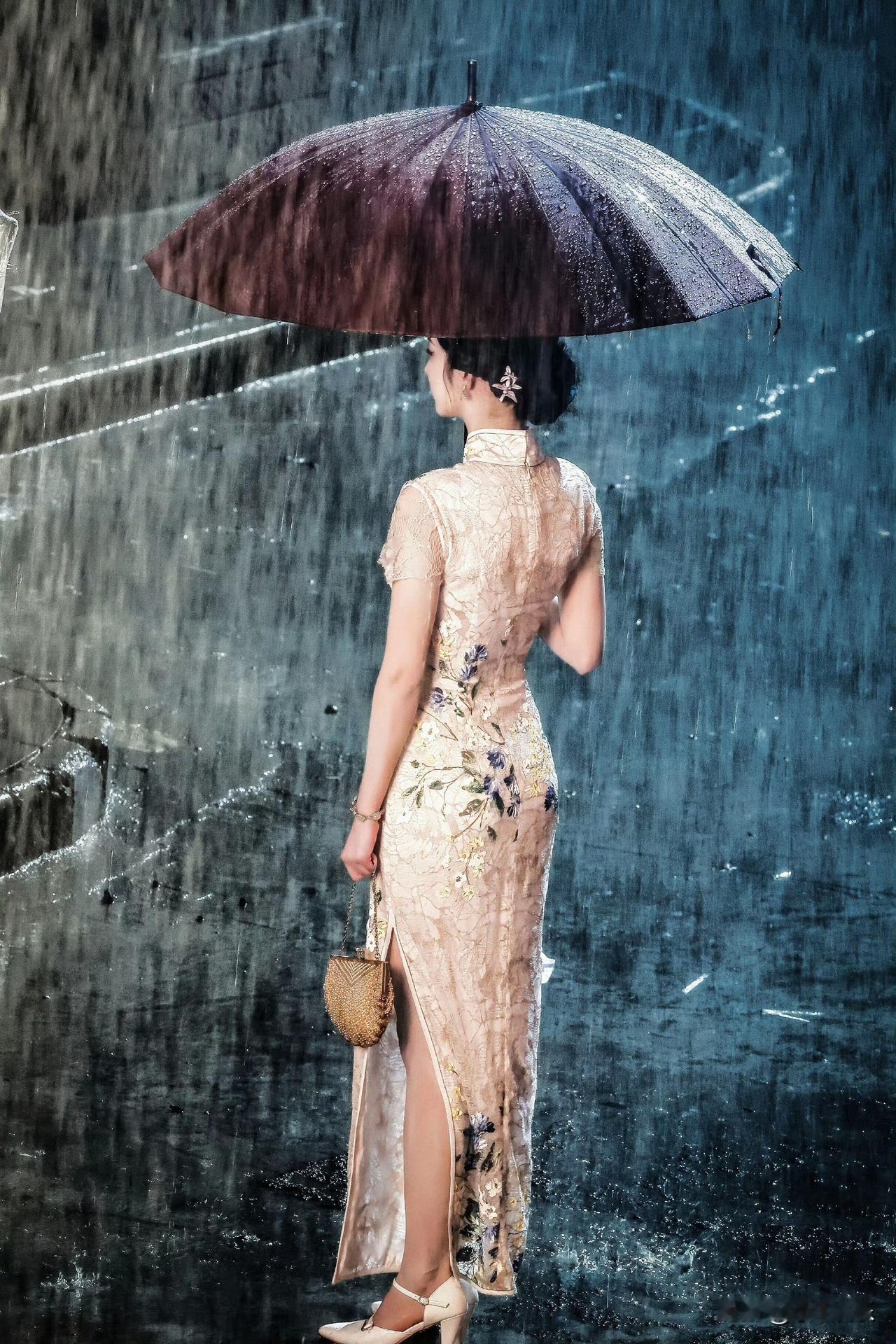 王楚然这旗袍造型，简直把国风优雅刻进骨子里了。她穿上旗袍，紧致的曲线搭配严谨的