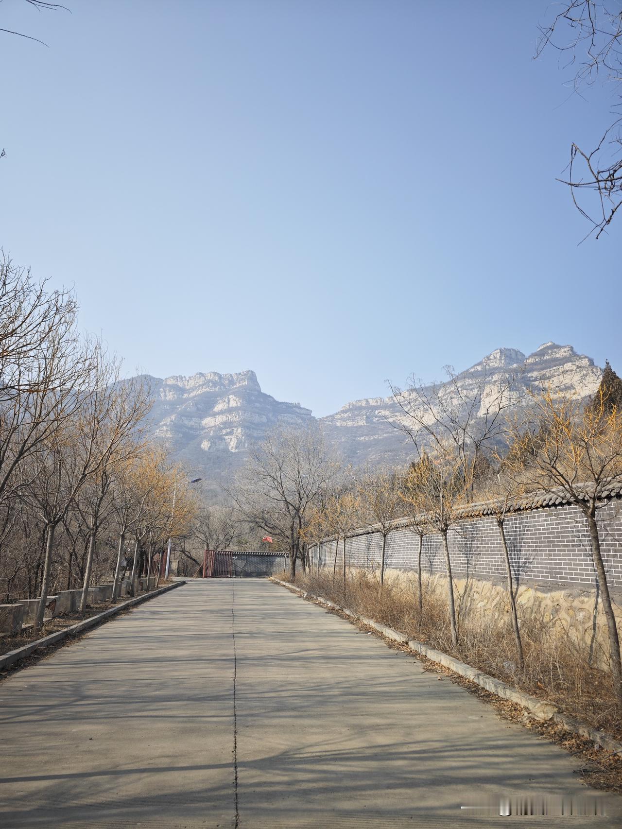 2025年户外爬山收官之战，石家庄市鹿泉区莲花山。从莲花山可以看到抱犊寨。