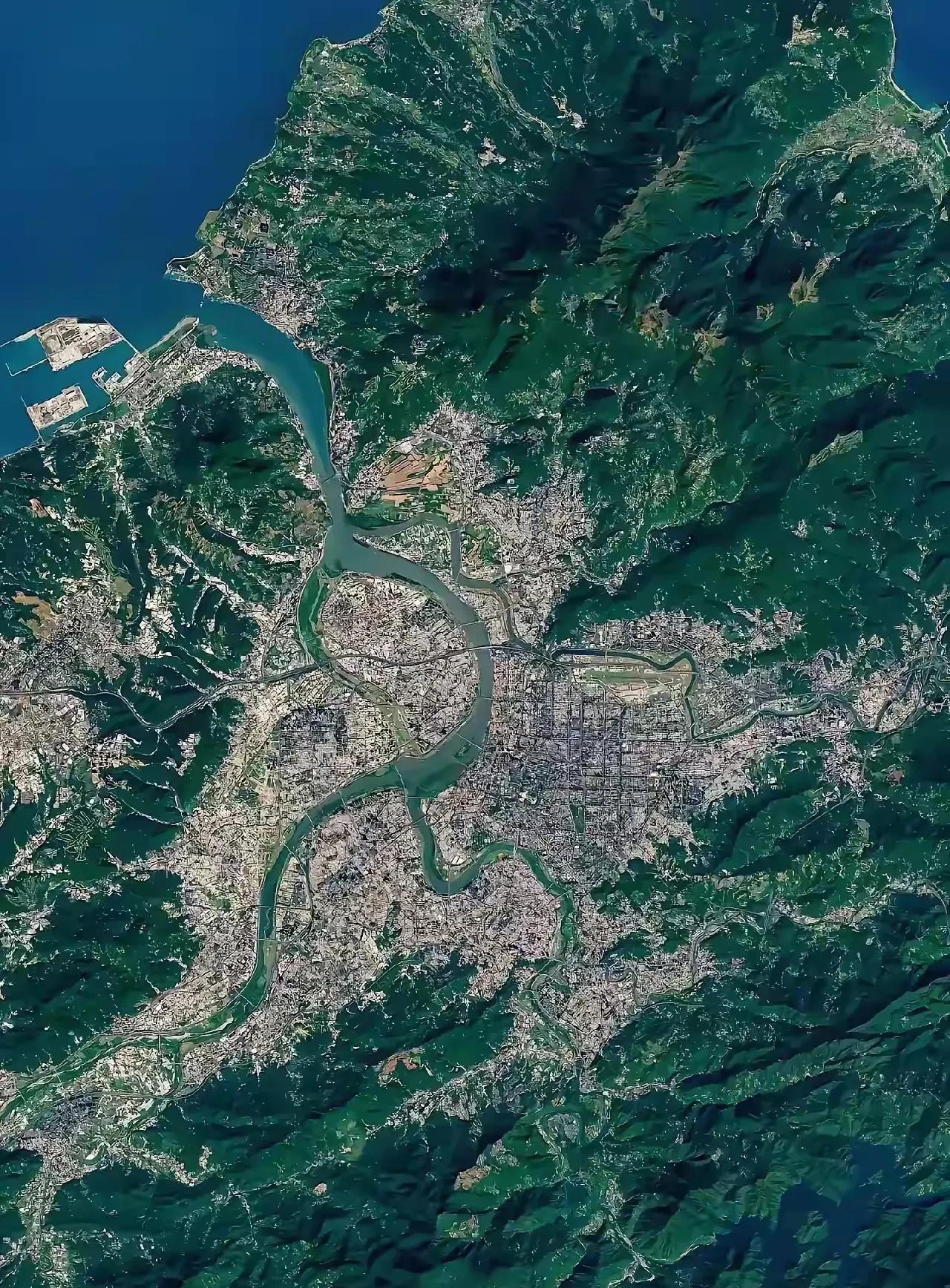 你们发现没有，台北市的地理位置还真不错，靠近海边，建有大型港口，市内河流纵横，四