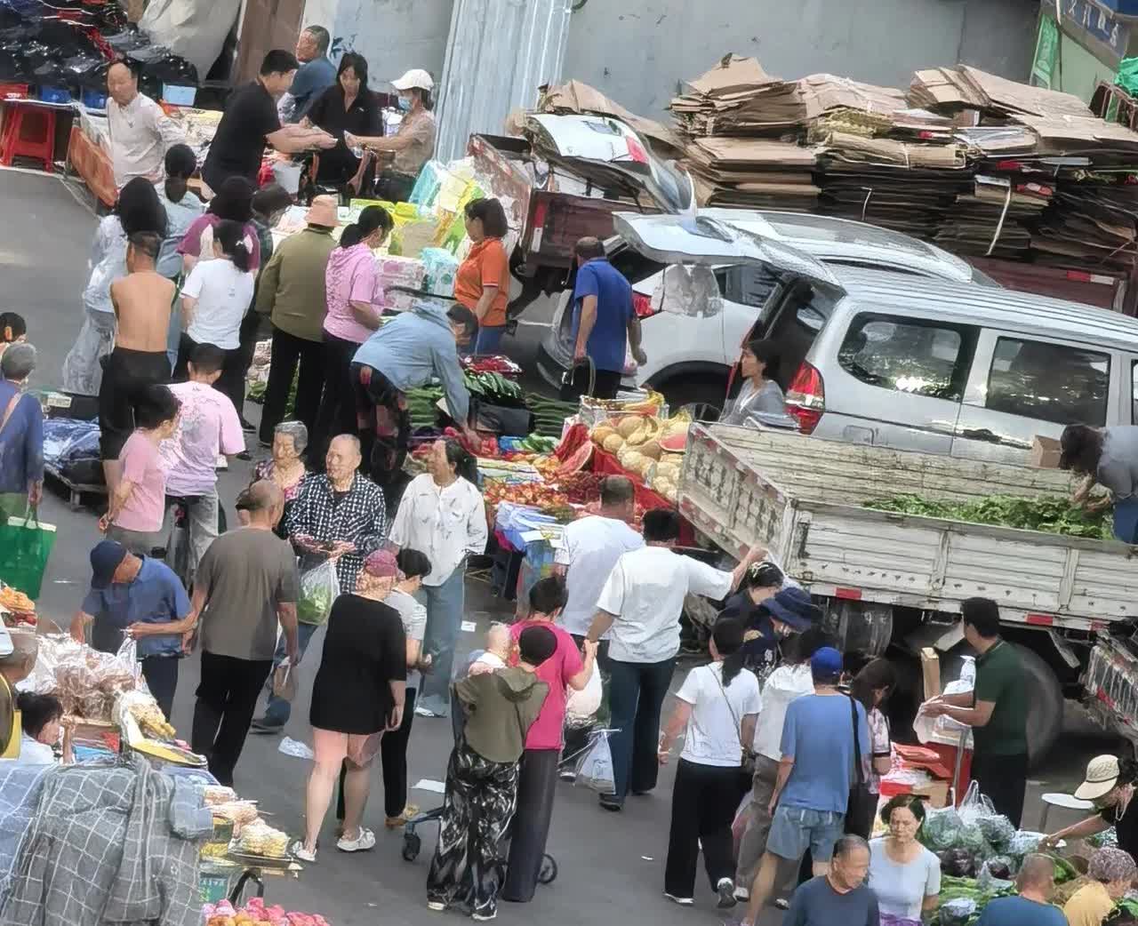 楼下有个维族大哥，我发现他是真不会做生意，今天我去买杏子，见大哥正在从箱子里往外