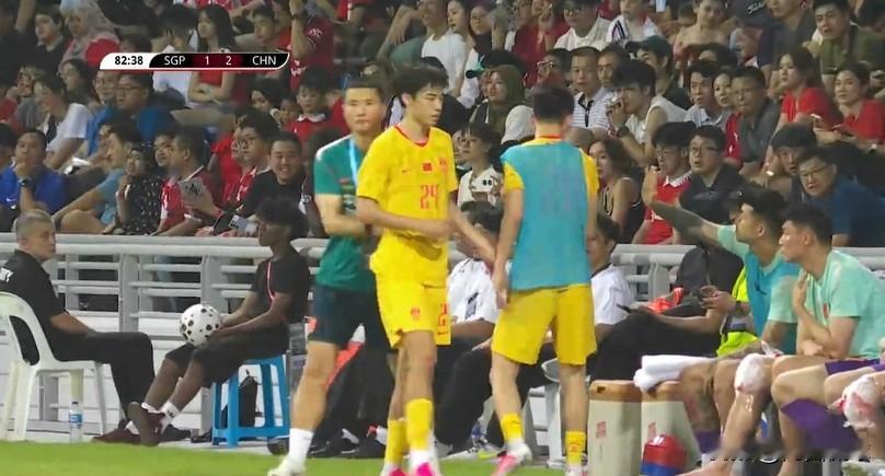 中国国家队客场2：1险胜新加坡国家队，主教练邵佳一一个举动引发球迷强烈不满，有极