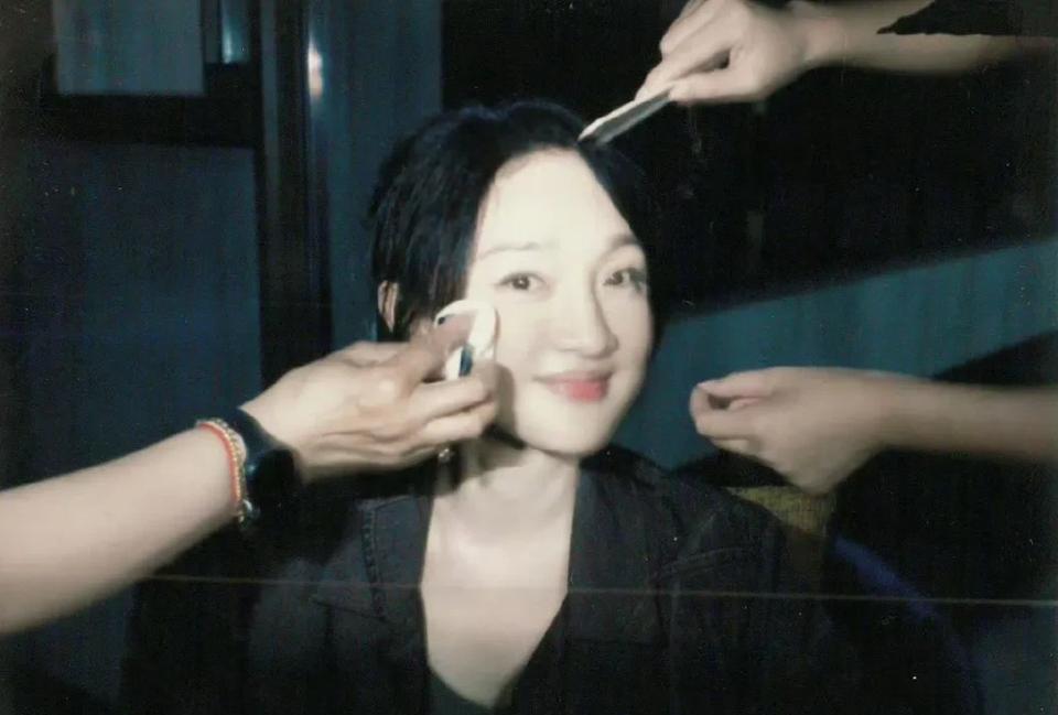 周迅的表情似乎在说：你知道为什么我50岁还能美得像小姑娘吗？因为我有专属化妆师呀