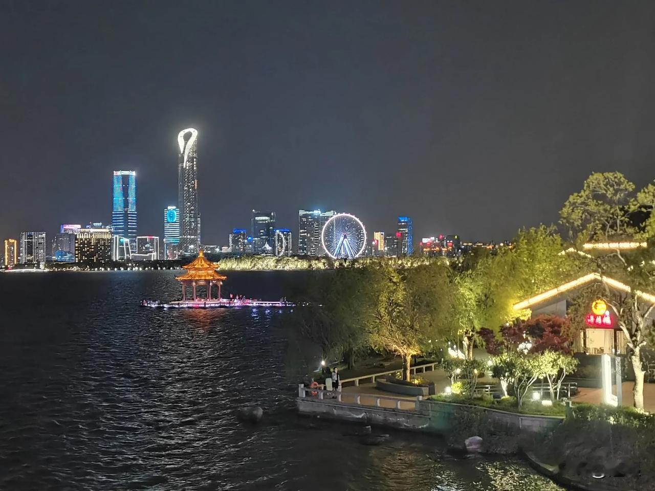 又来苏州住车金鸡湖这次转了两趟葑门横街少不了吃吃喝喝盐水鹅白斩鸡油汆