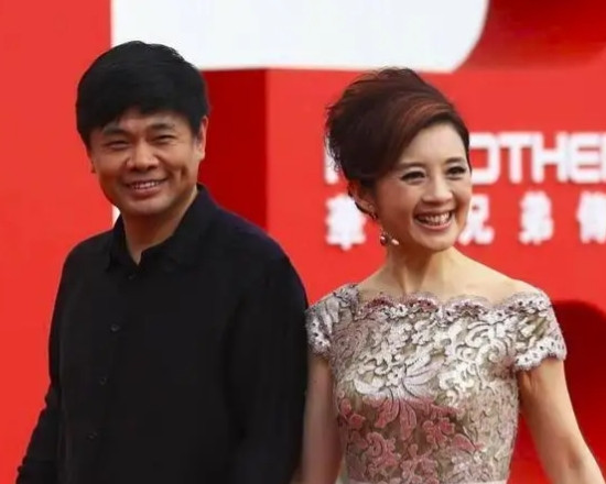 2004年，亿万富翁丁健对妻子说道：“我们离婚吧，我爱上别人了，给你一个亿。”他