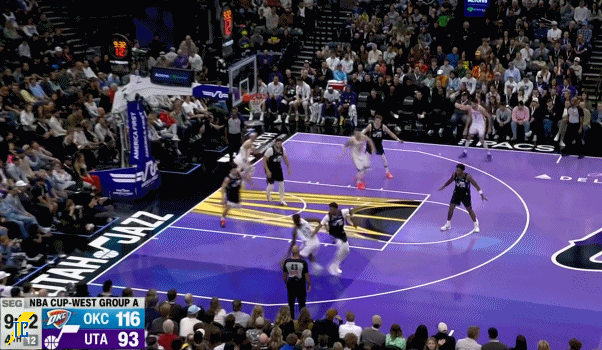 从从容容游刃有余！雷霆连续传导，切特秀背传，助攻卡鲁索投进空位三分！