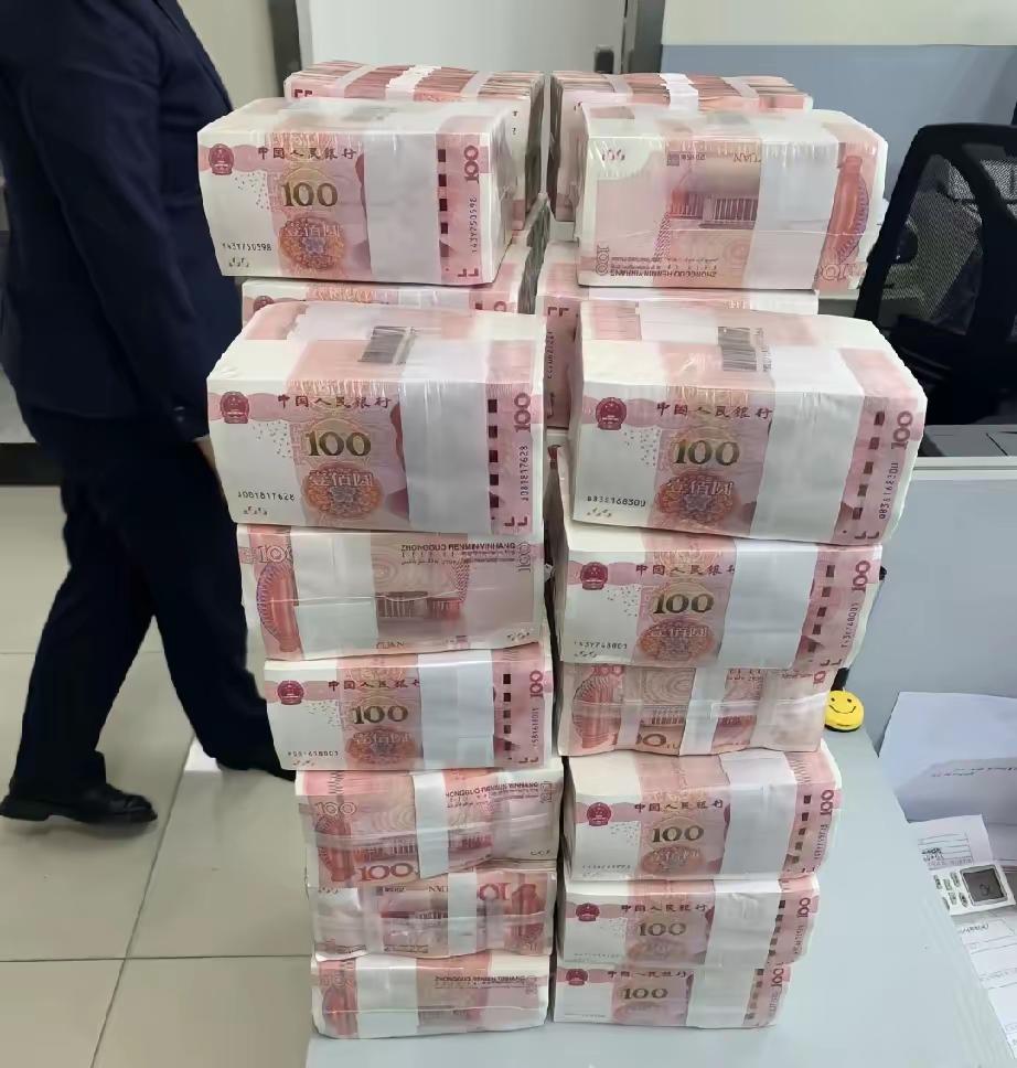 我会把200万定为奋斗目标。随着年纪增长，生活压力接踵而至，存款就成了人生底线。
