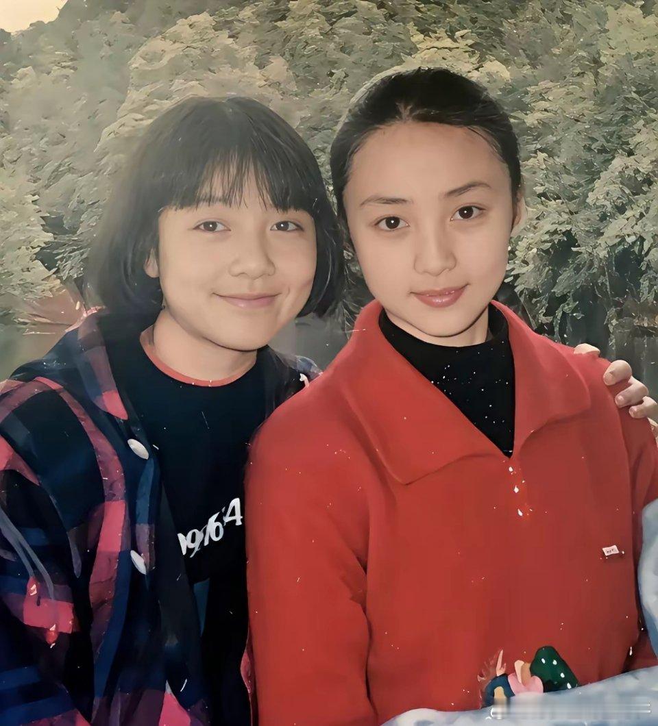 图一是年轻时候的吴越，图二中穿红色衣服的美女是年轻时候的蒋勤勤。两张照片一对比，