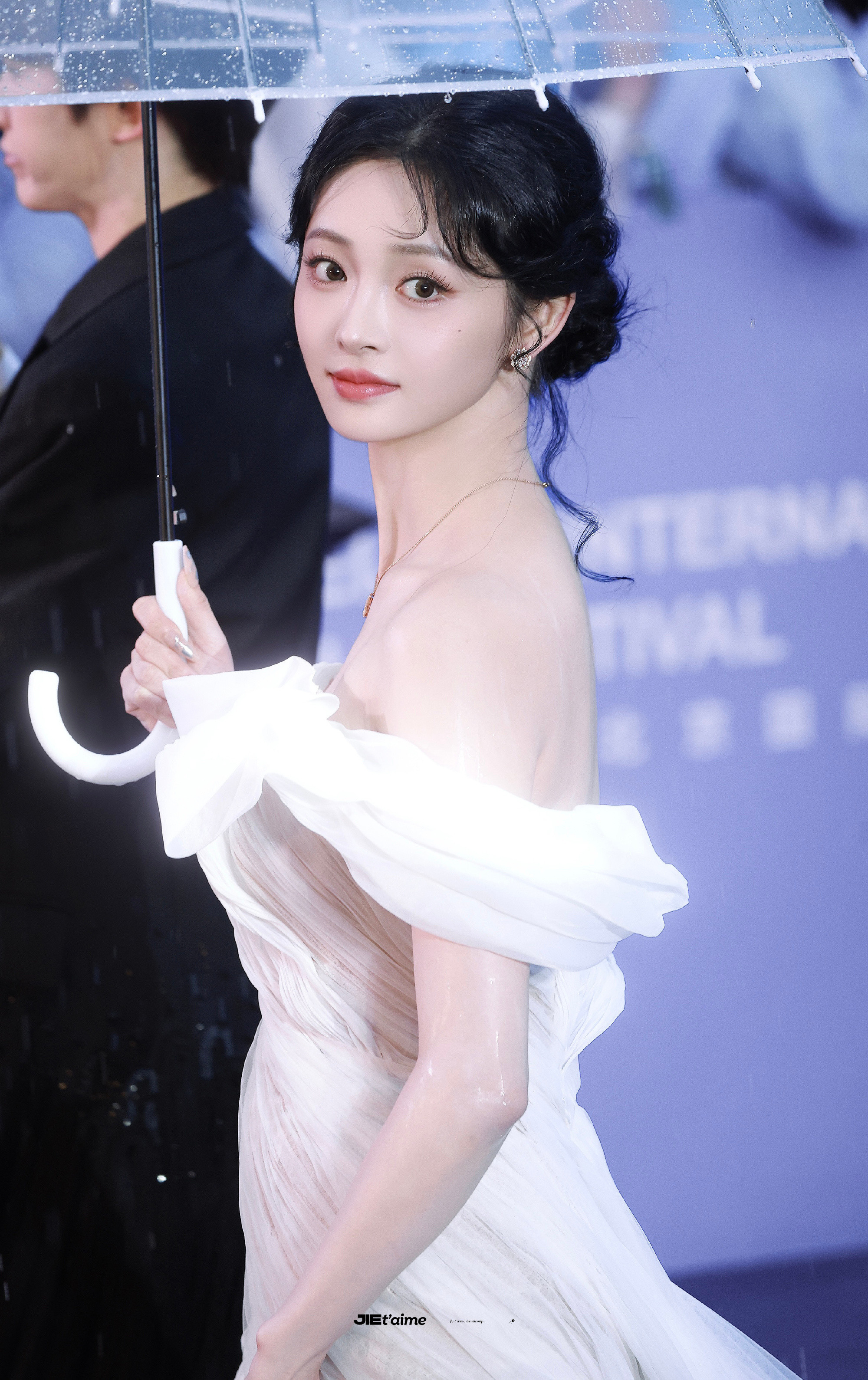 周洁琼周洁琼雨中的一块白玉北影节雨中名场面锁定！周洁琼身着纯白礼服，在雨帘中撑