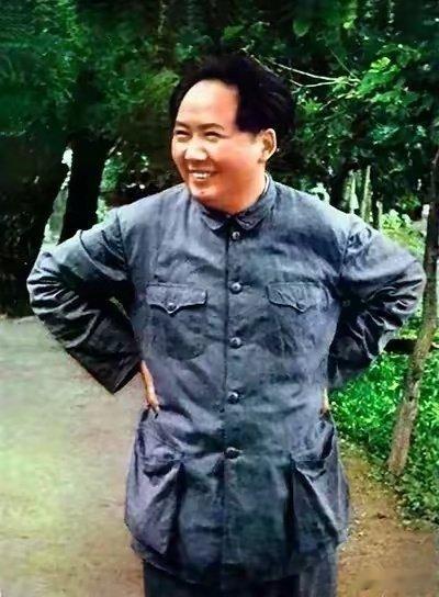 教员他老人家的“一句话”智慧在延安的窑洞里，几位青年学生围坐在毛主席身旁，热烈