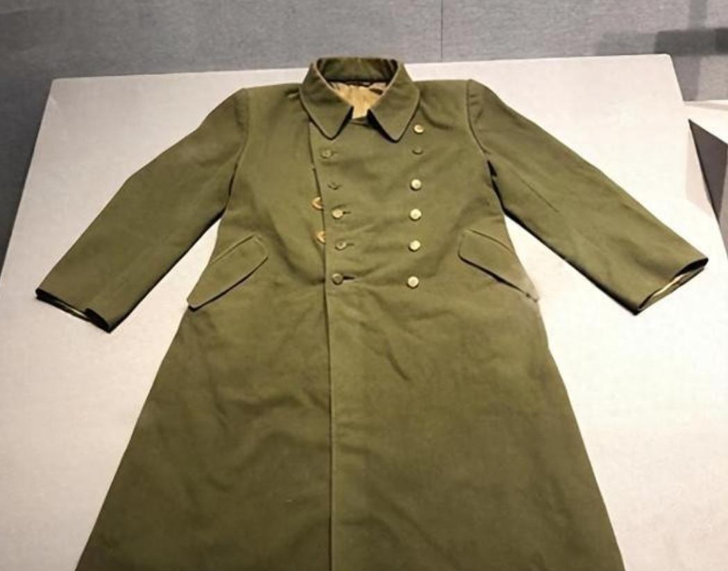 1939年，八路军营长缴获一件日军大衣，觉得材质不错，便送给杨成武。谁料