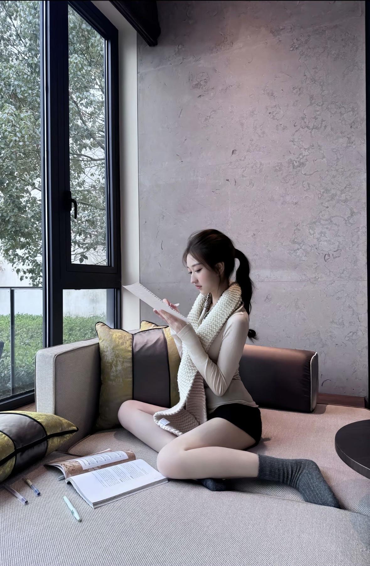 窗边静坐，暖阳洒落，书香浸染时光。