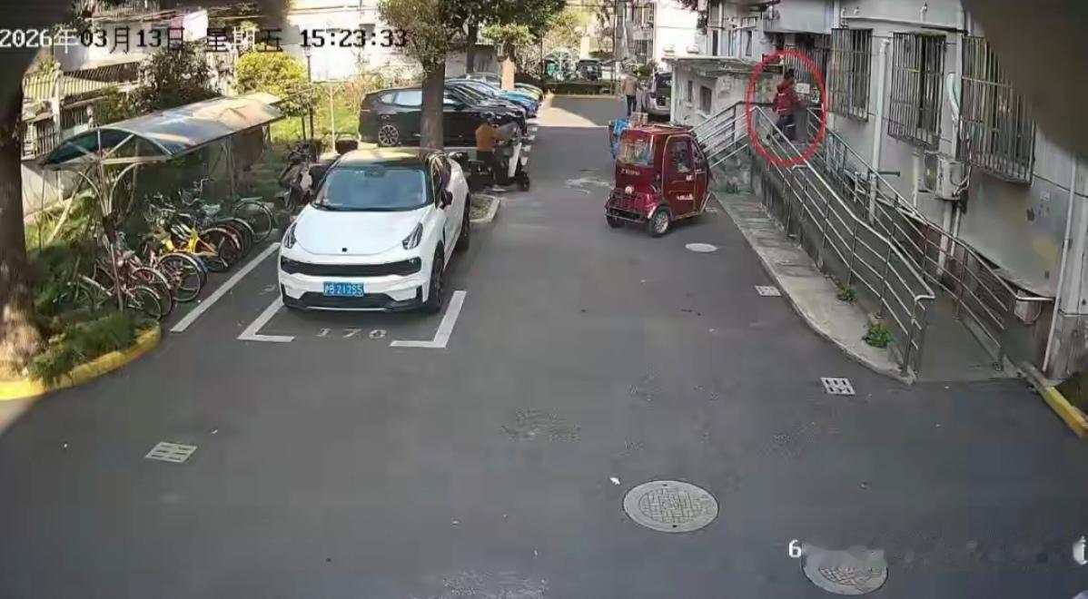 快递员偷快递，手机自己报警了，偷东西的也是个快递员！4月6日，上海浦东周家渡