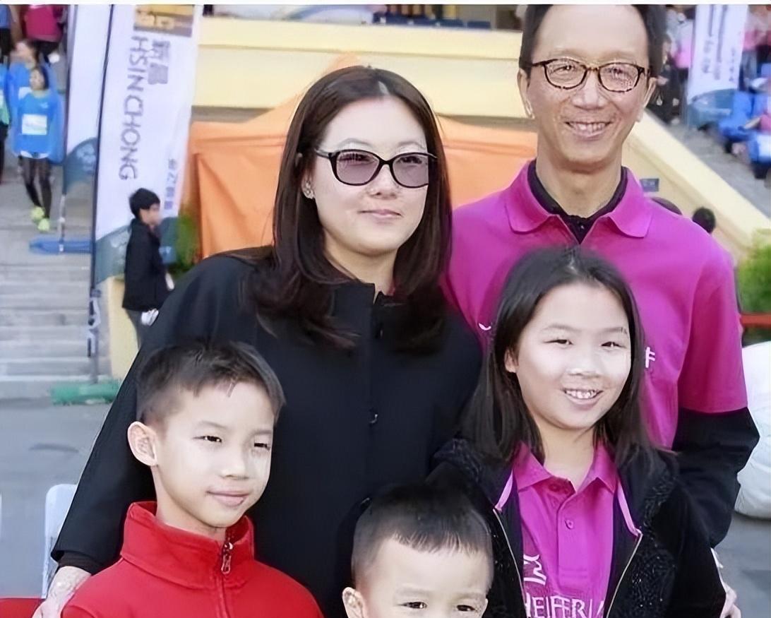 2019年，67岁的梁锦松为了让伏明霞生孩子，花100亿买下亚洲最豪华的大医院，