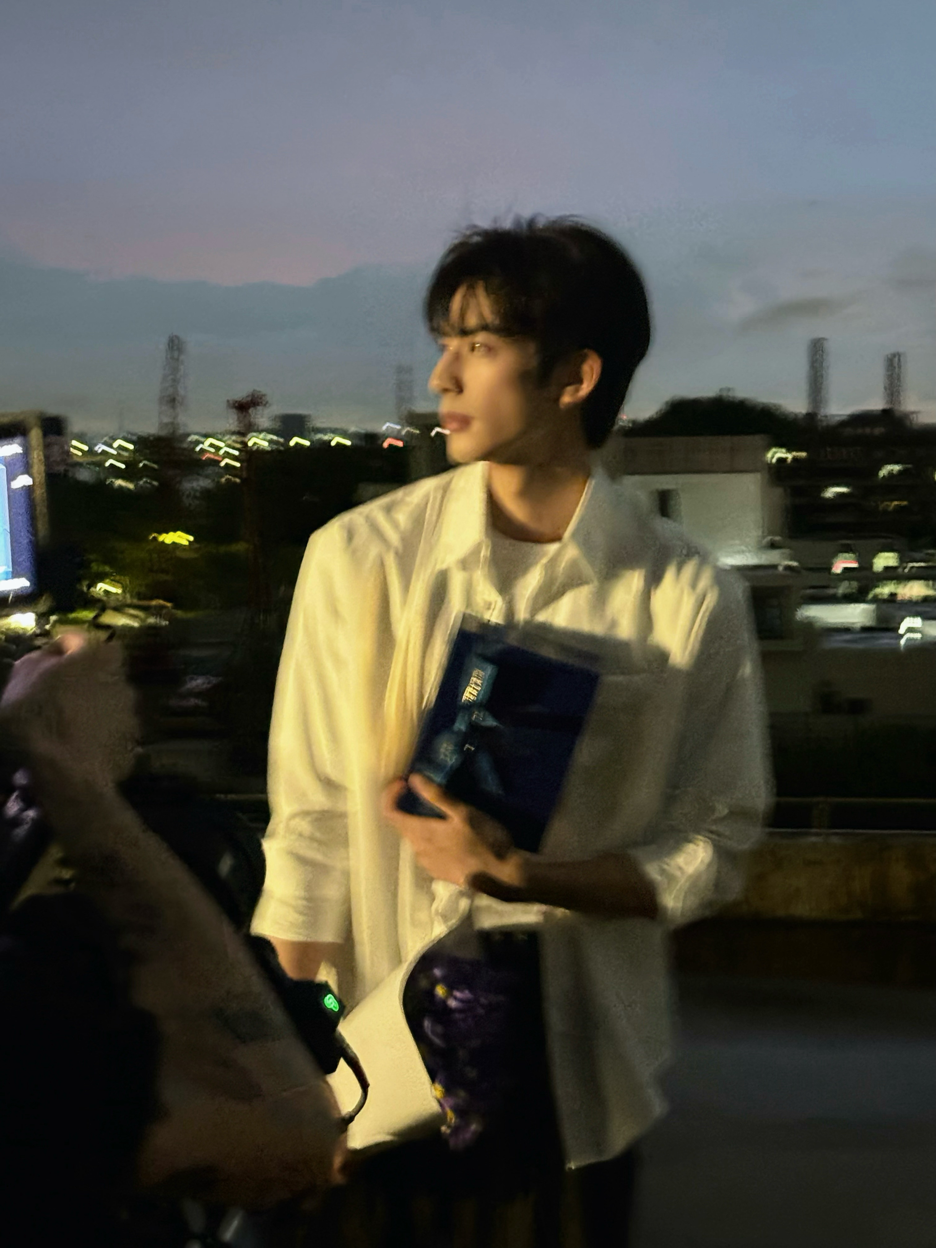 宋威龙🌄日落前20分钟，捕捉的自在瞬间。