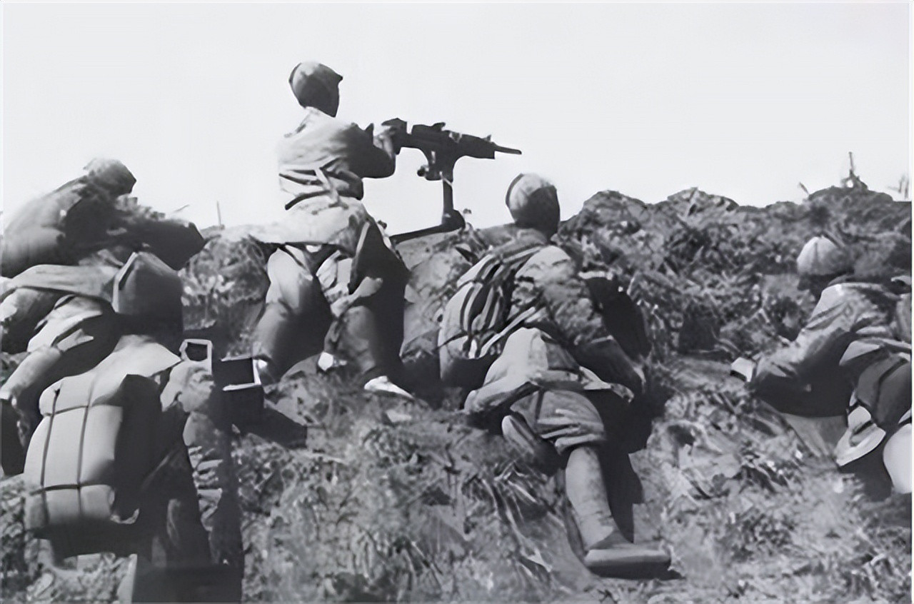 1941年，一个日本人带着26个被俘的八路军战士，突然闯入115师驻地，大喊道：