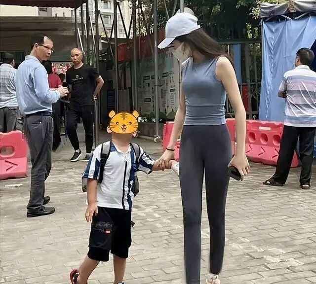 “人怎能这么没底线”！河南一宝妈，穿瑜伽裤接娃，谁知，竟被男家长偷拍，还一拍就是