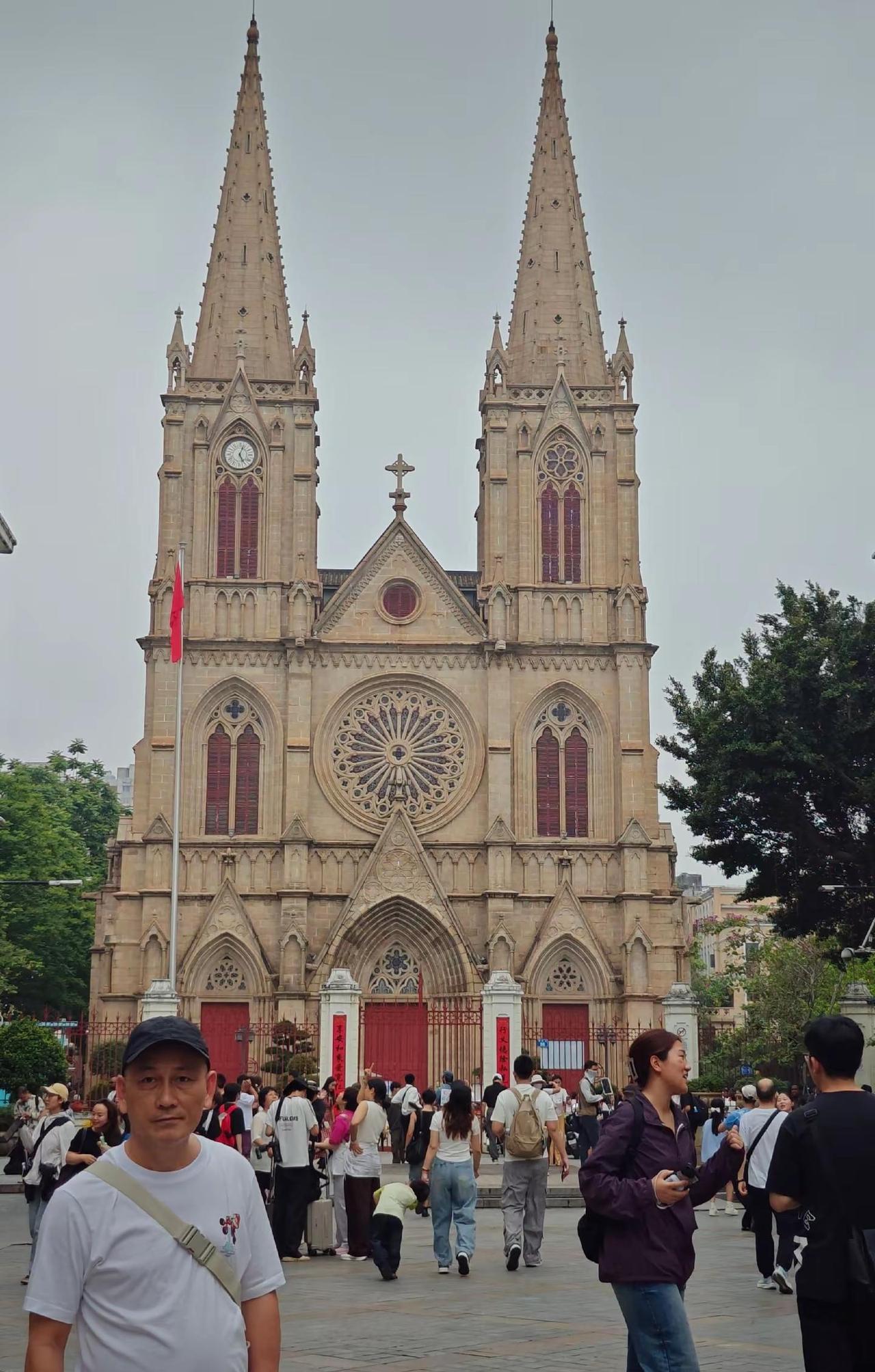 广州圣心大教堂（石室），门票免费的。来广州旅游，一定要来圣心大教堂拍照📸打卡。