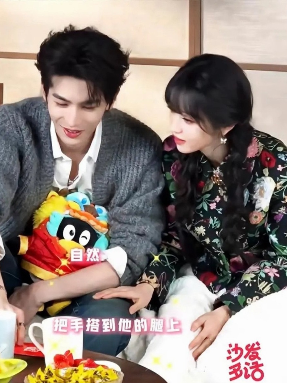 为什么田曦薇把拼豆放在张凌赫腿上行为这么自然啊，搭腿也好自然