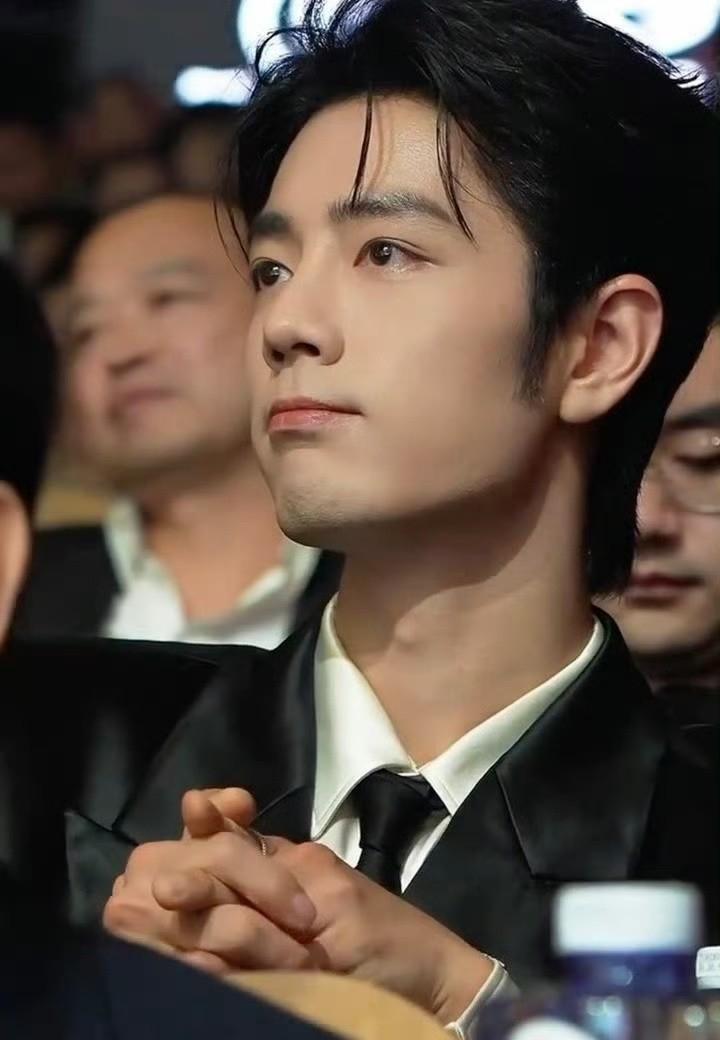 刷到一条视频，是肖战在片场休息。他在那儿翻着一本挺厚的书，旁边人走来走去收拾器