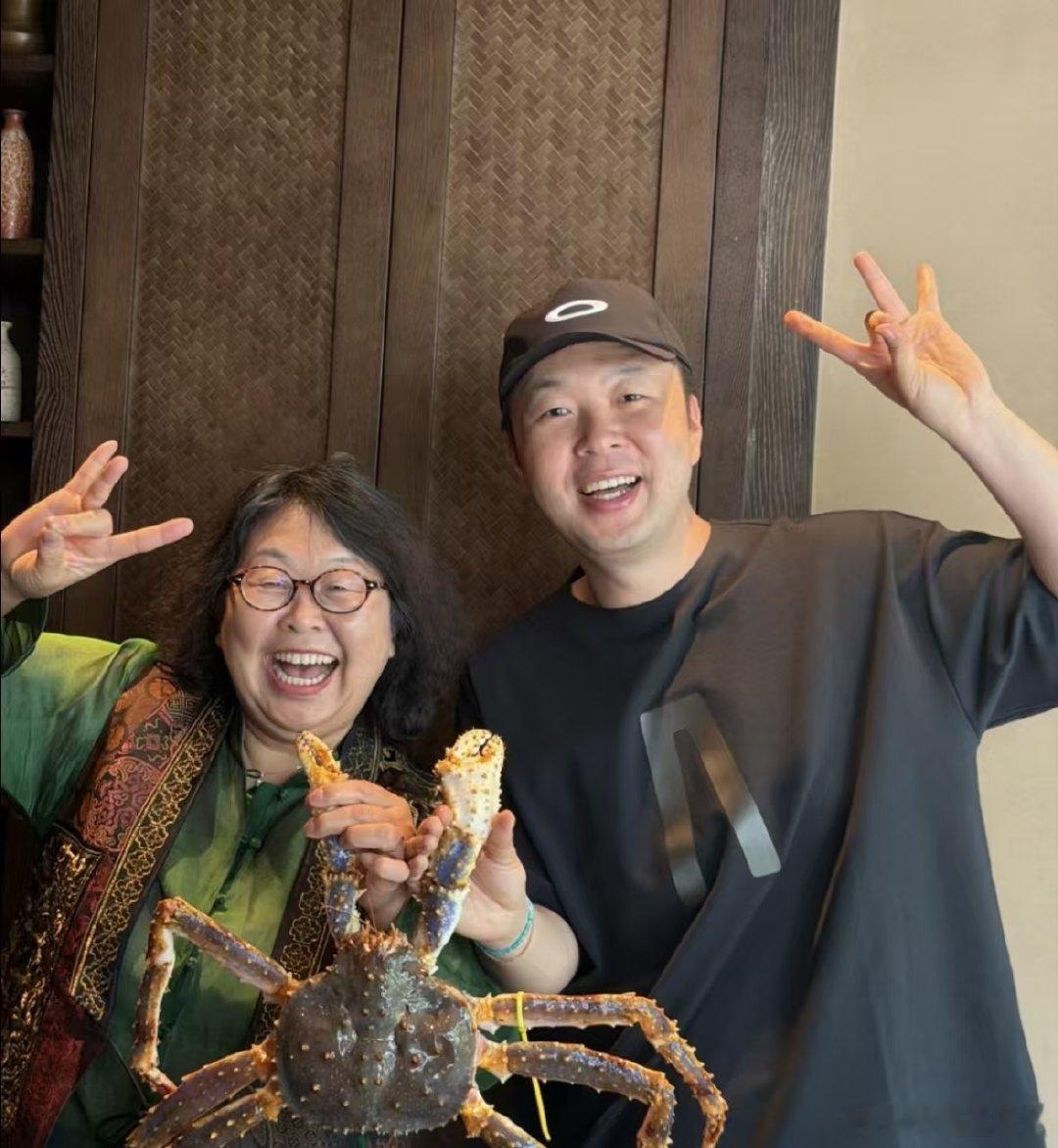 沈梦辰到底哪个是海涛沈梦辰晒杜海涛和妈妈的照片，提问所以到底哪个是海涛？杜海涛