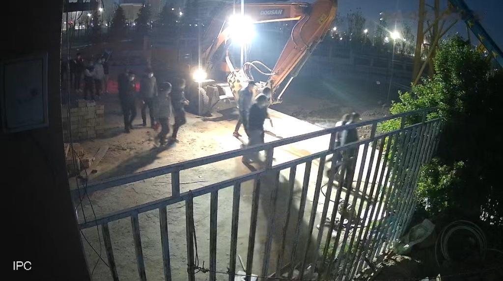 “冤不冤？”陕西，一名男子正在家中沉睡，数十名陌生人带着工具和挖掘机，把他和父母