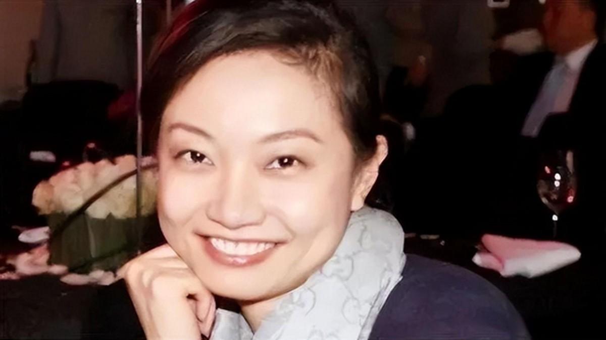 他讽刺某演员：北京有个著名相声艺术家，他闺女是个演员，净跟导演睡觉！搭档问问：谁