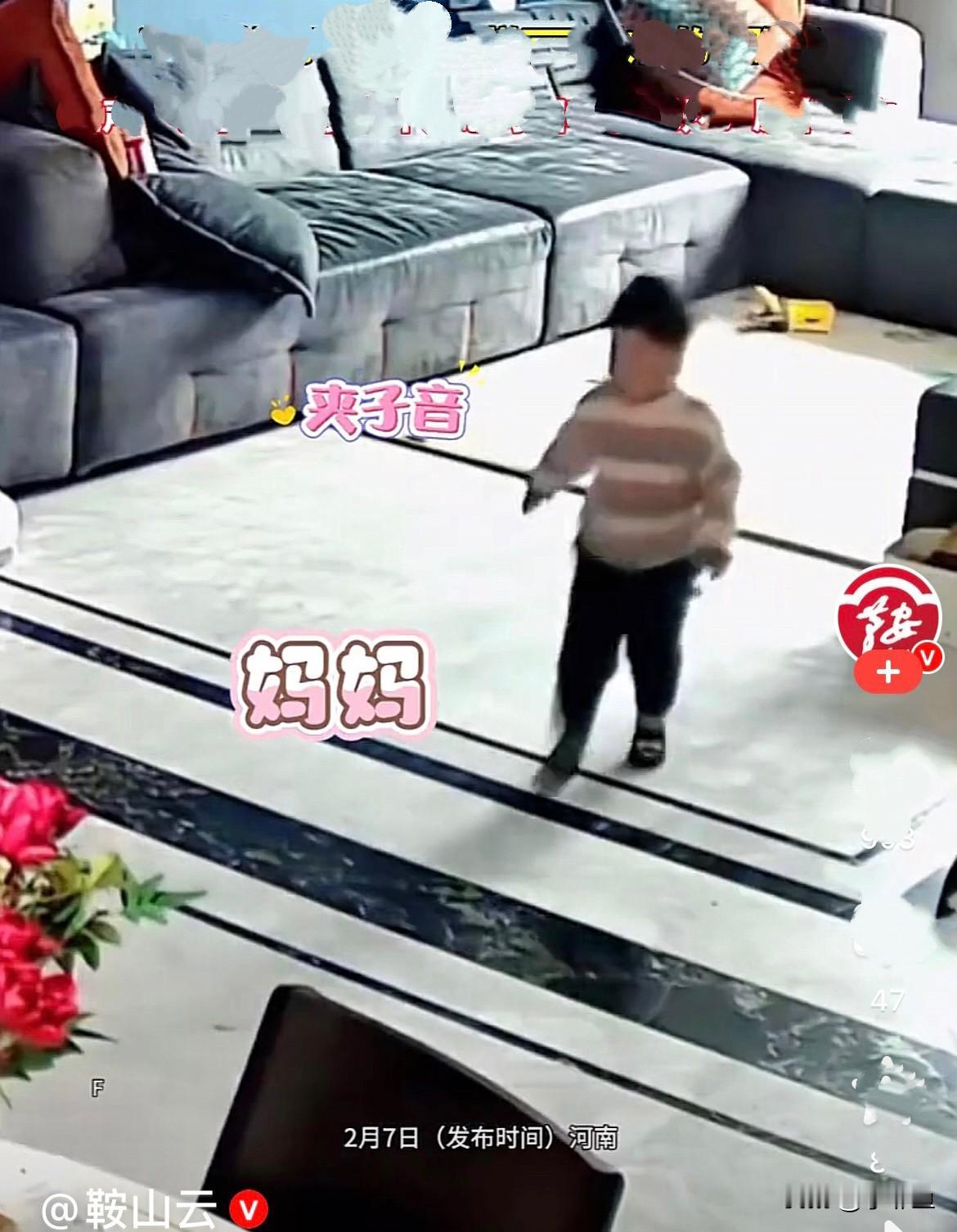 反应太真实了！河南，一宝宝听见家里门响了，以为妈妈回来了，他赶紧跑过去迎接，嘴里