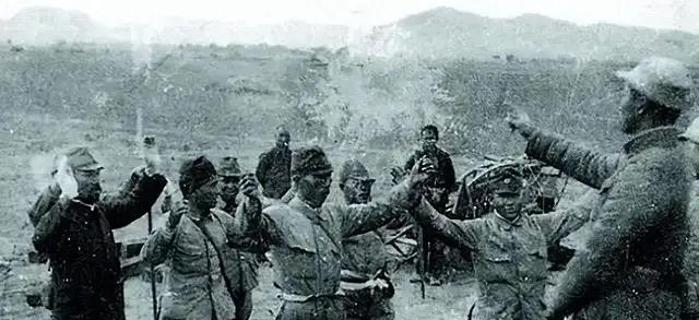 1946年，通化浑江的冰河上，3000多名日军战俘被一字排开。朝鲜义勇军的战士们