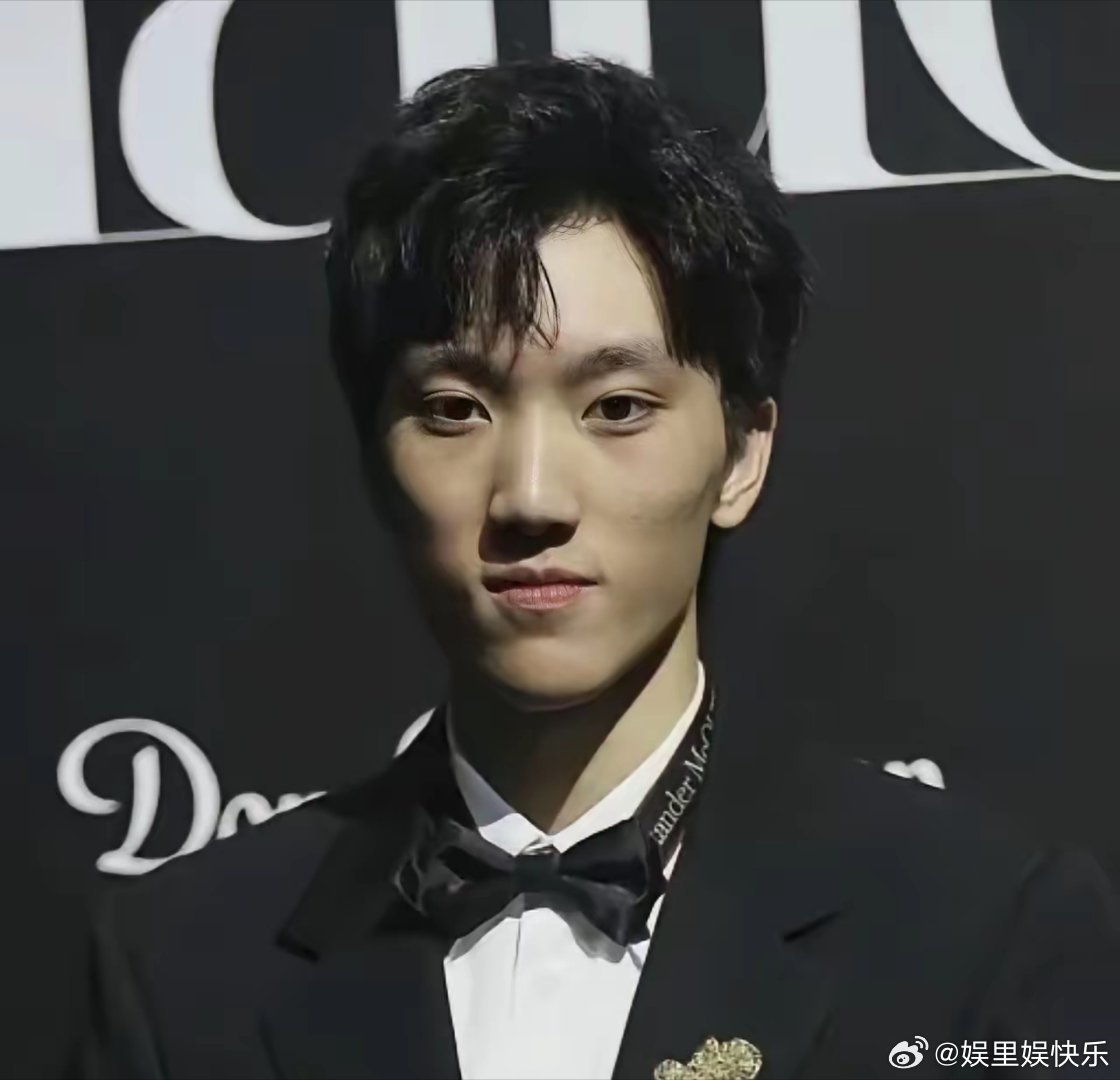 图一张艺谋之子，图二陈凯歌之子。一个正在准备电影（死期将至）开机。一个