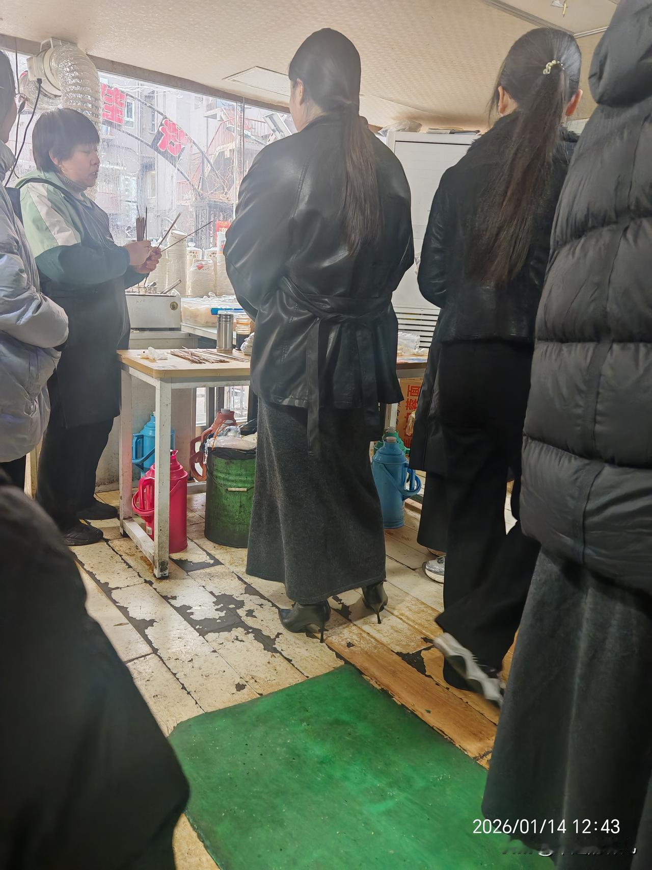 有时候感觉穿高跟鞋贼土，有时候又感觉很好看，为啥