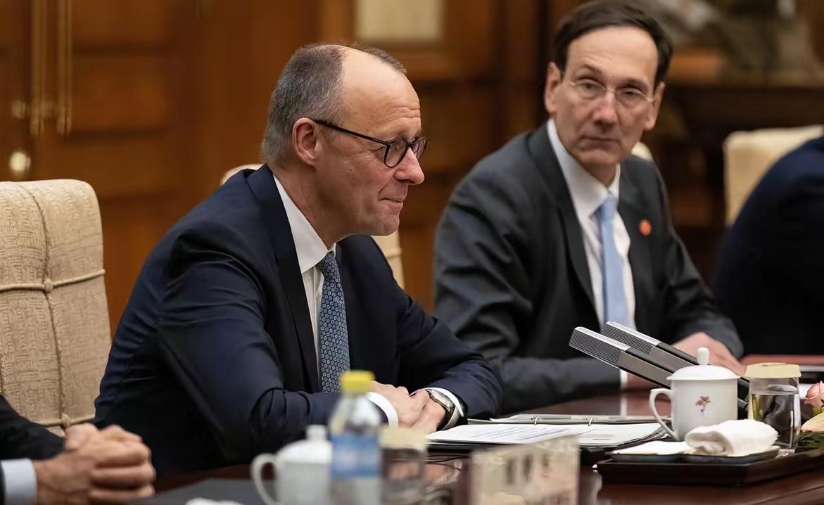 据《德国之声》的报道，默茨在访华的第一天与中方会谈后表示：“我们刚刚得到消息，中